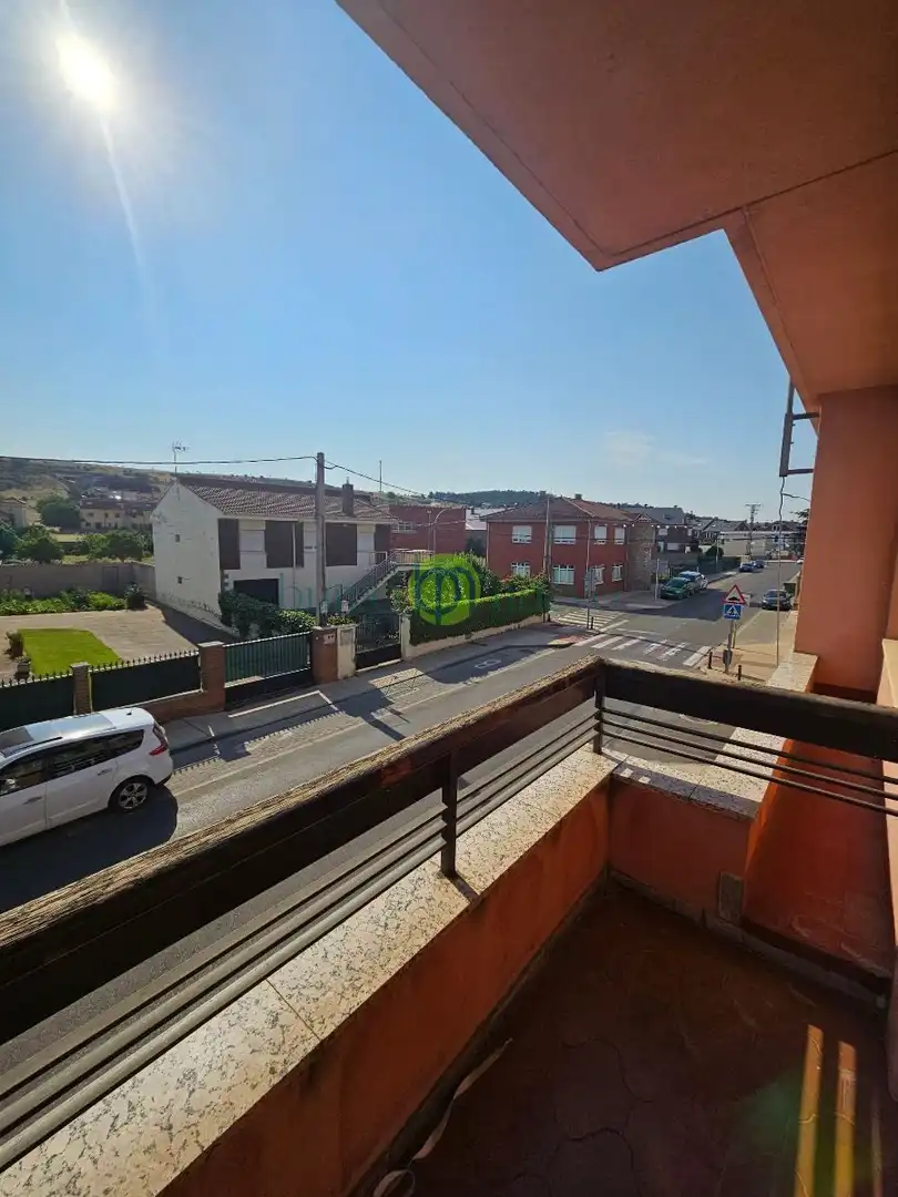 Vista exterior de Casa o xalet en venda en Sariegos amb Calefacció, Terrassa i Balcó