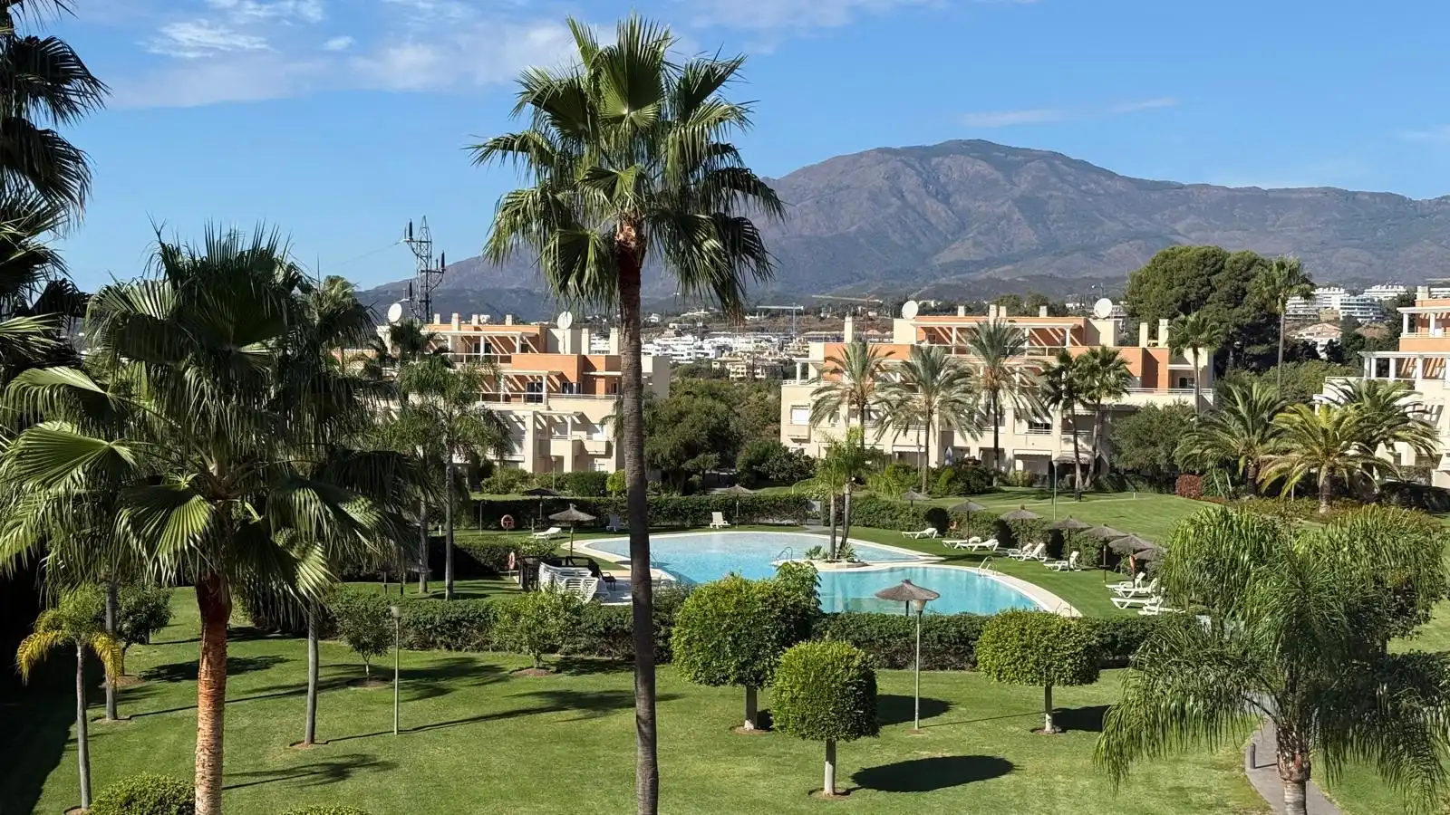 Vista exterior de Dúplex en venda en Estepona amb Aire condicionat, Calefacció i Jardí privat