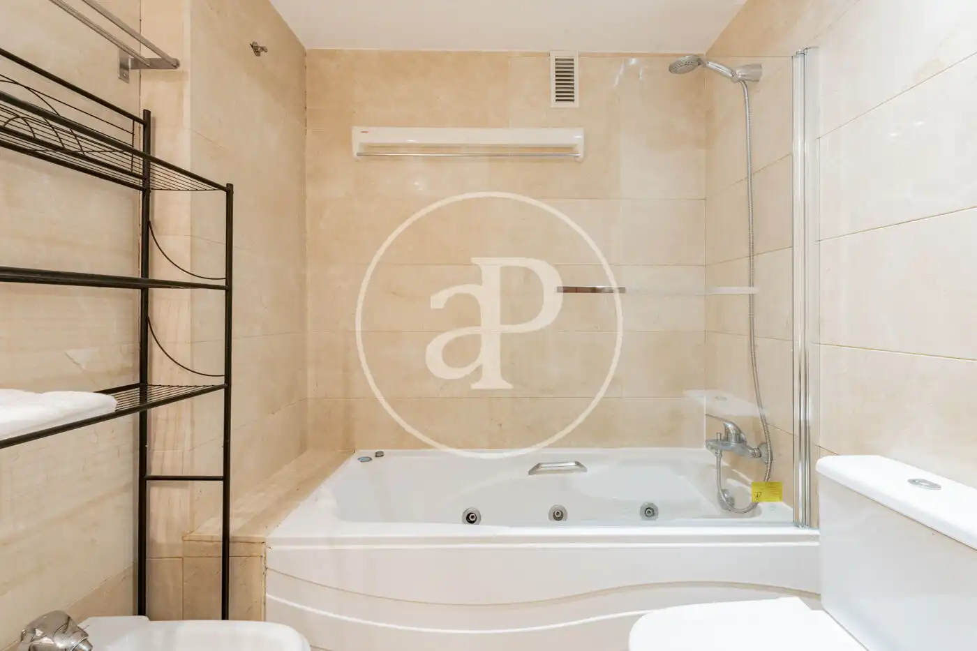 Badezimmer von Wohnung zum Verkauf in Madrid mit Klimaanlage, Heizung und Privatgarten