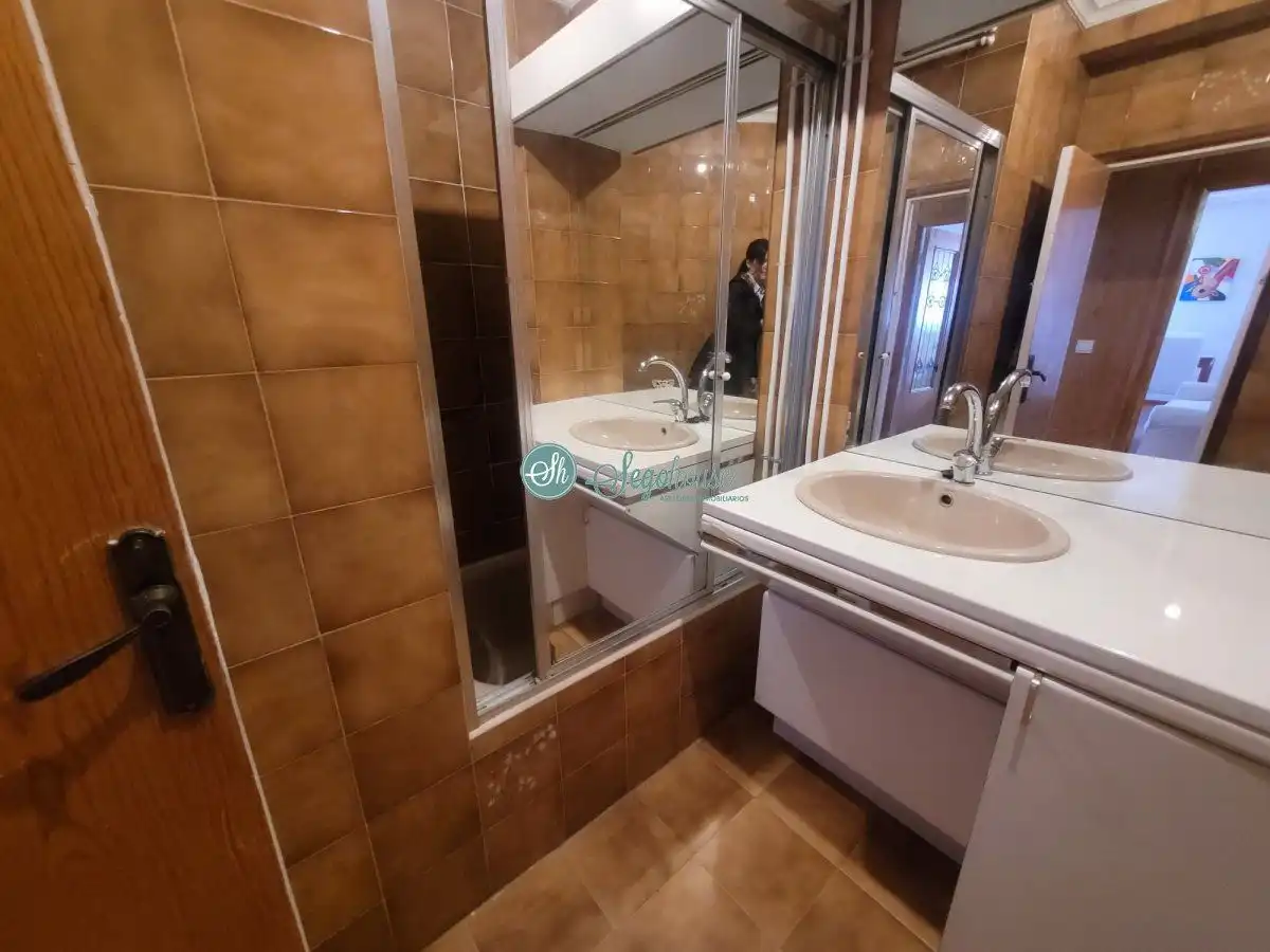 Baño de Piso en venta en Segovia con Calefacción y Terraza