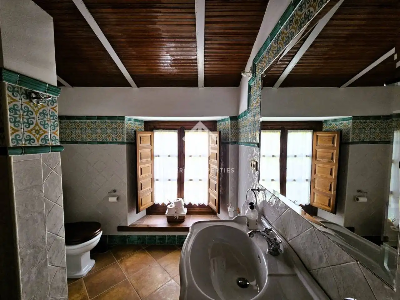 Bathroom of Houses for sale in Villanueva de Tapia  with Air Conditioner, Heating and Private garden