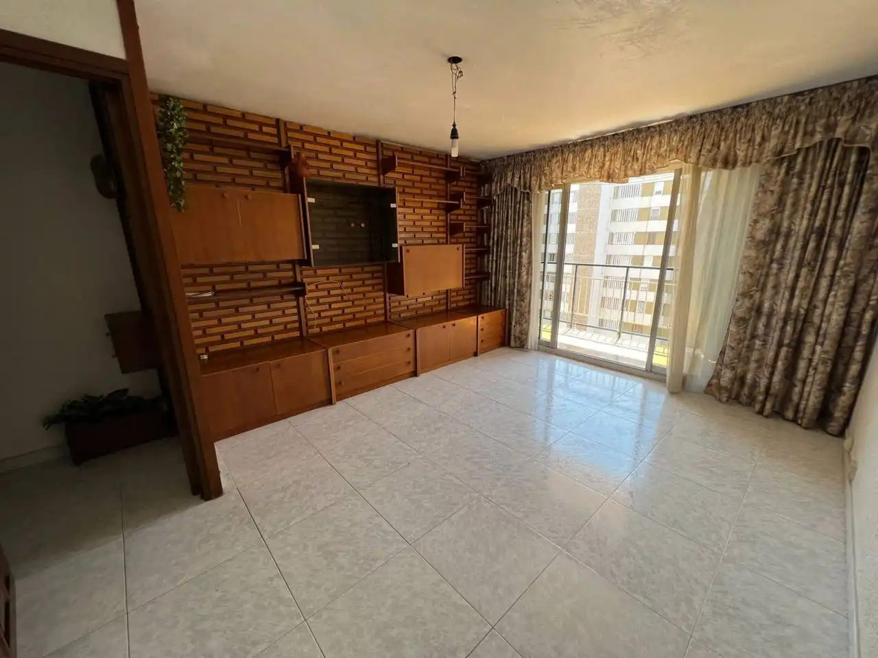 Sala de estar de Piso en venta en L'Hospitalet de Llobregat con Amueblado y Balcón