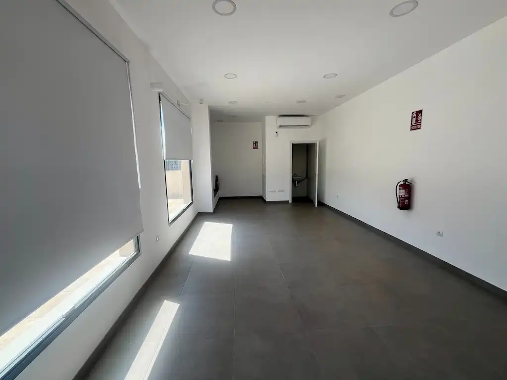 Premises for rent in Rota  with Air Conditioner