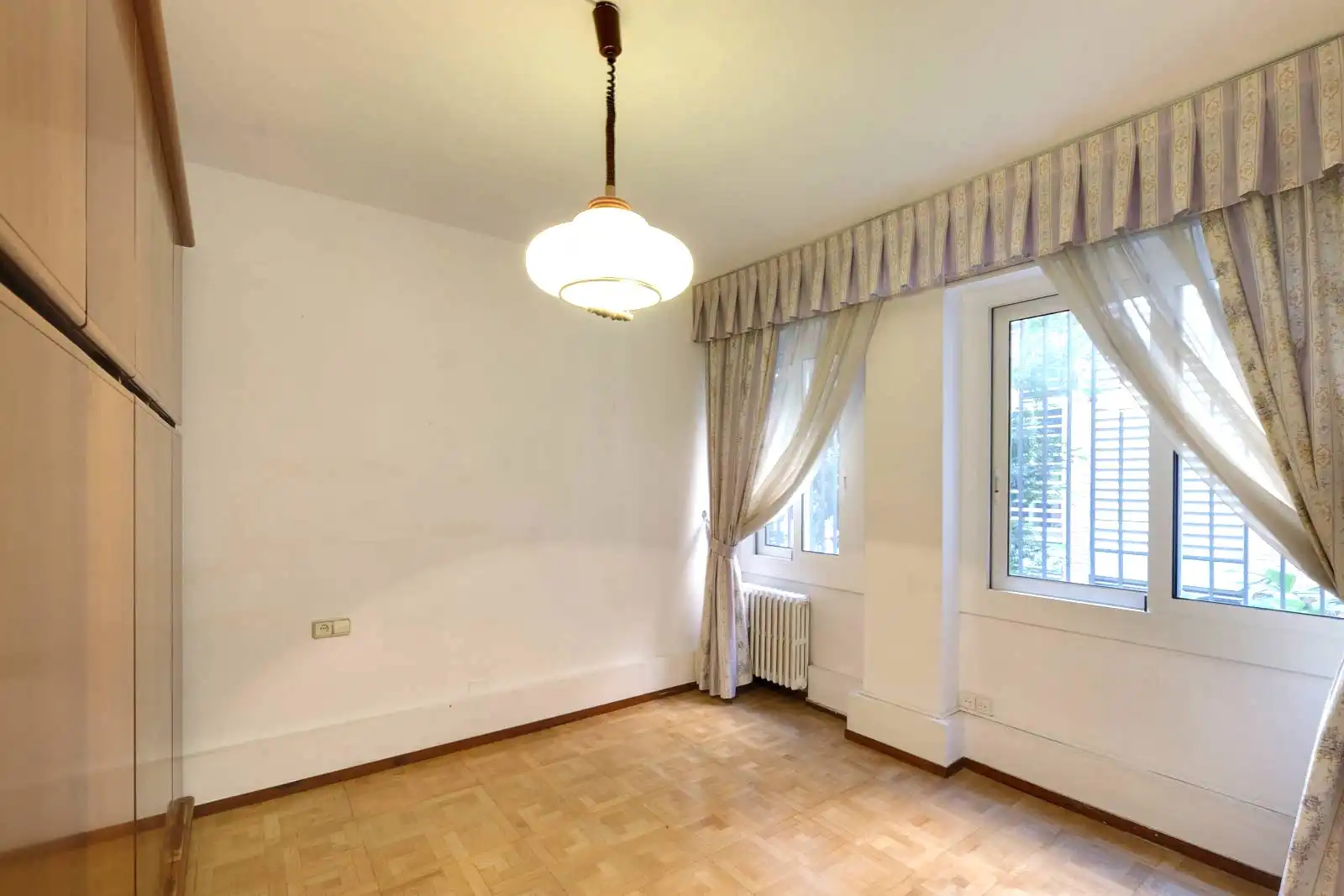 Schlafzimmer von Wohnung zum Verkauf in Barcelona mit Klimaanlage, Heizung und Ofen