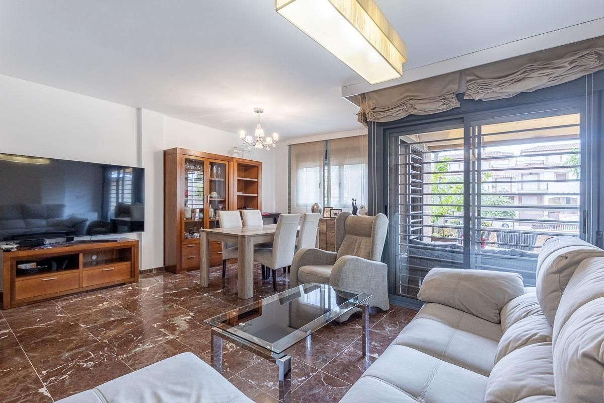 Sala de estar de Casa adosada en venta en Armilla con Terraza, Amueblado y Balcón