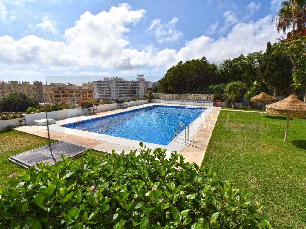 Piscina de Piso en venta en Fuengirola con Aire acondicionado, Jardín privado y Terraza