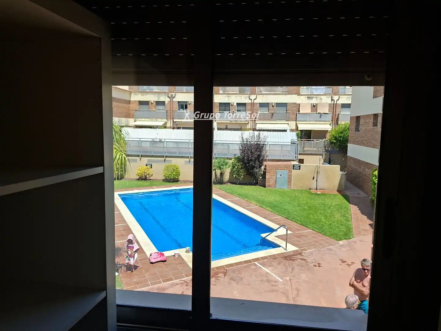 Schwimmbecken von Einfamilien-Reihenhaus zum Verkauf in El Vendrell mit Privatgarten, Schwimmbad und Gemeinschaftspool