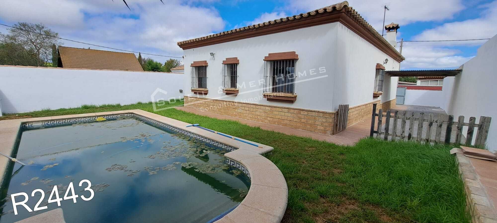 Vista exterior de Casa o xalet en venda en Chiclana de la Frontera amb Jardí privat i Piscina