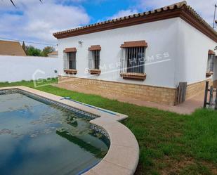 Vista exterior de Casa o xalet en venda en Chiclana de la Frontera amb Jardí privat i Piscina