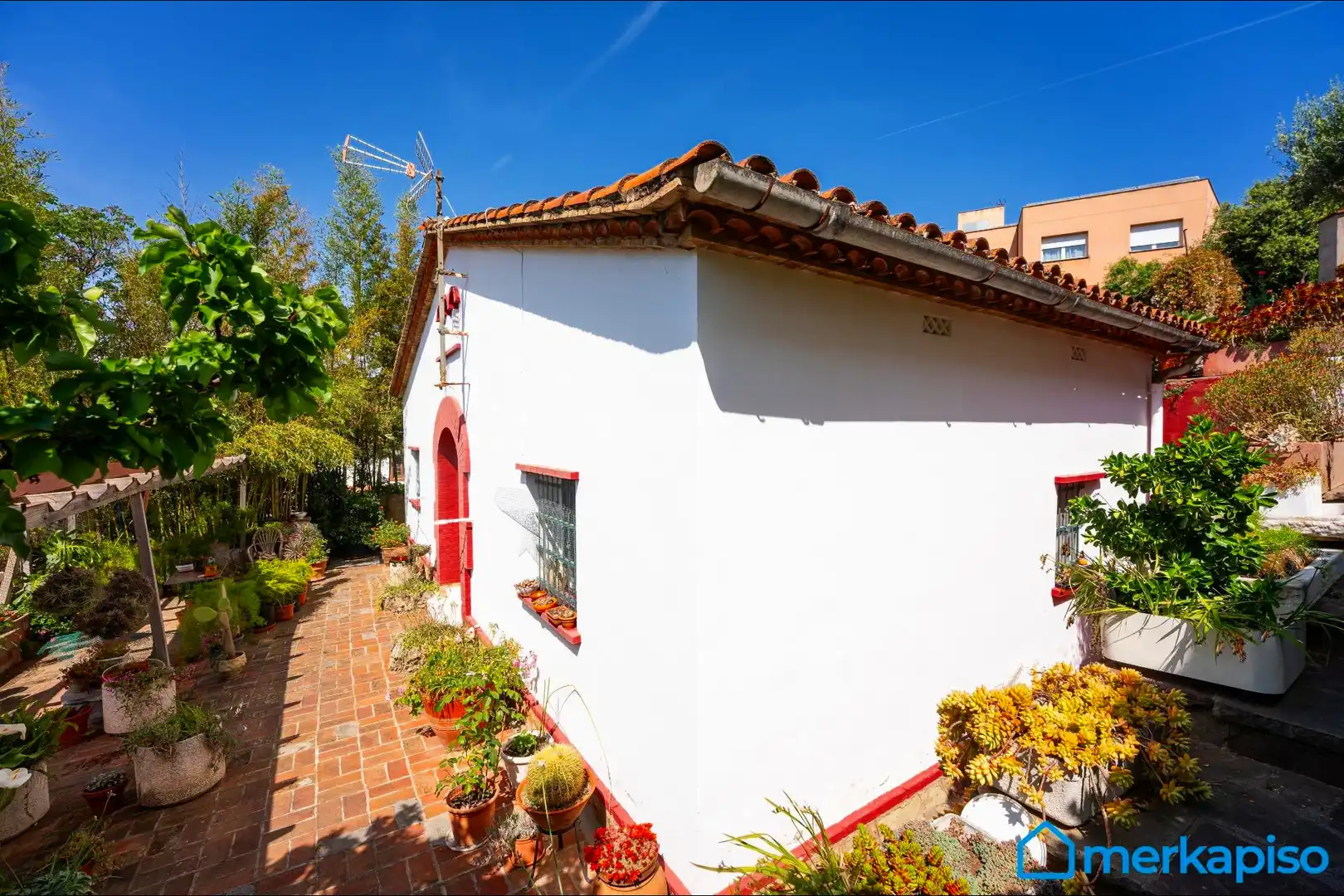 Vista exterior de Finca rústica en venda en Torrelles de Llobregat amb Terrassa
