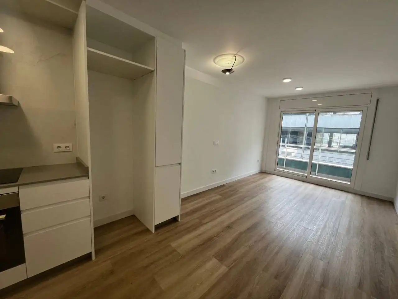 Bedroom of Flat for sale in Girona  with Air Conditioner, Heating and Balcony