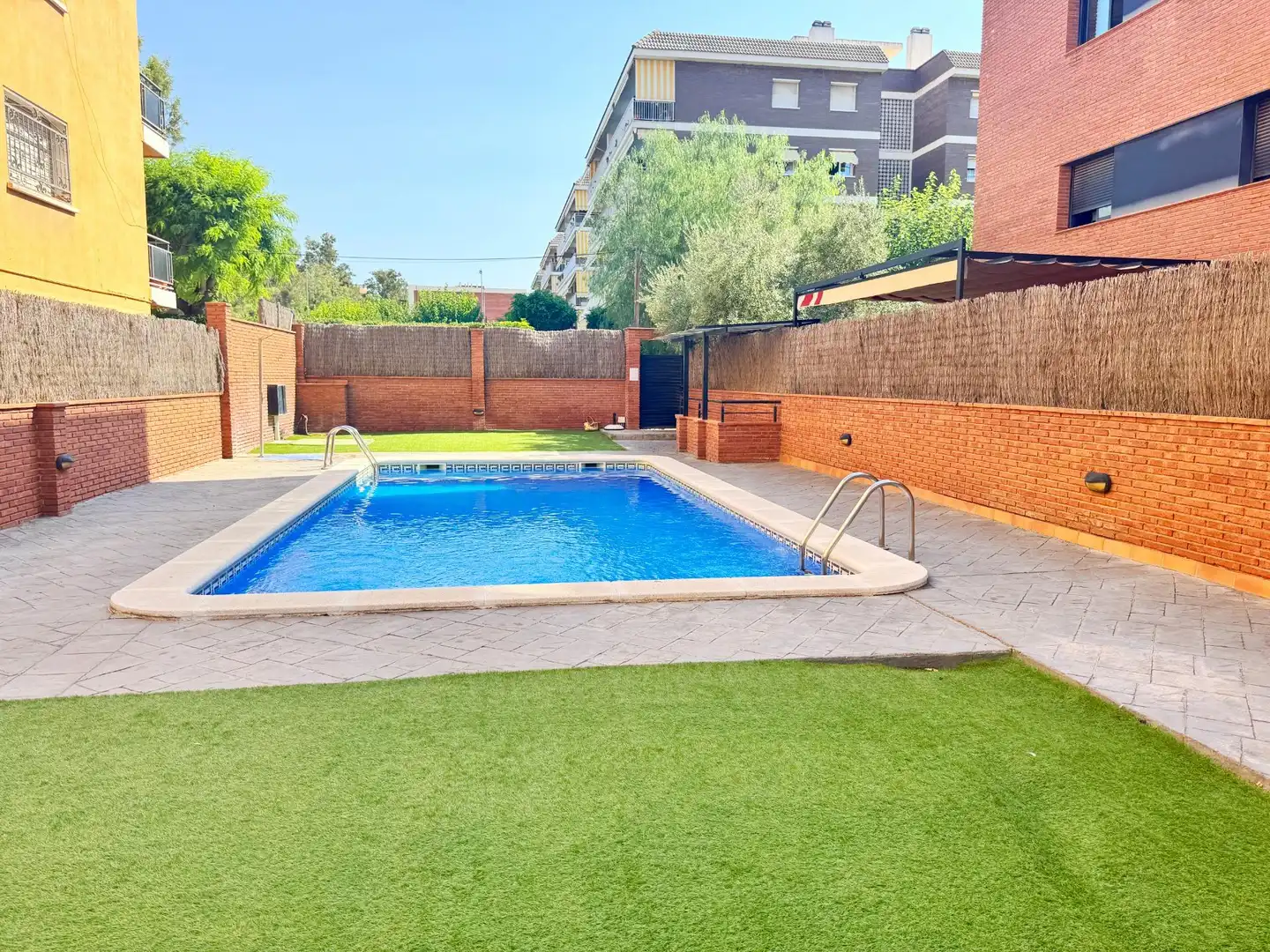 Piscina de Piso en venta en Castelldefels con Aire acondicionado, Jardín privado y Amueblado