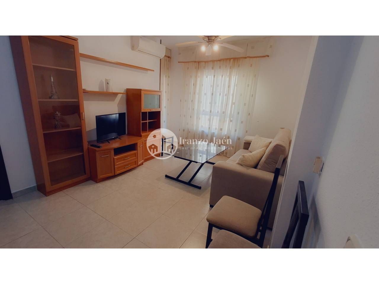 Sala d'estar de Apartament de lloguer en  Jaén Capital amb Aire condicionat, Calefacció i Moblat