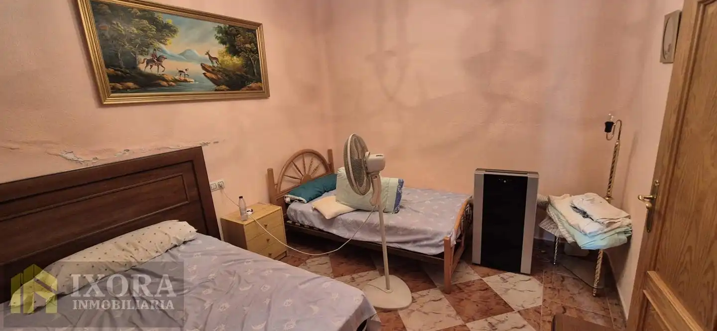 Dormitori de Casa o xalet en venda en Linares amb Aire condicionat, Jardí privat i Terrassa