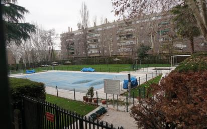 Swimming pool of Flat for sale in  Madrid Capital