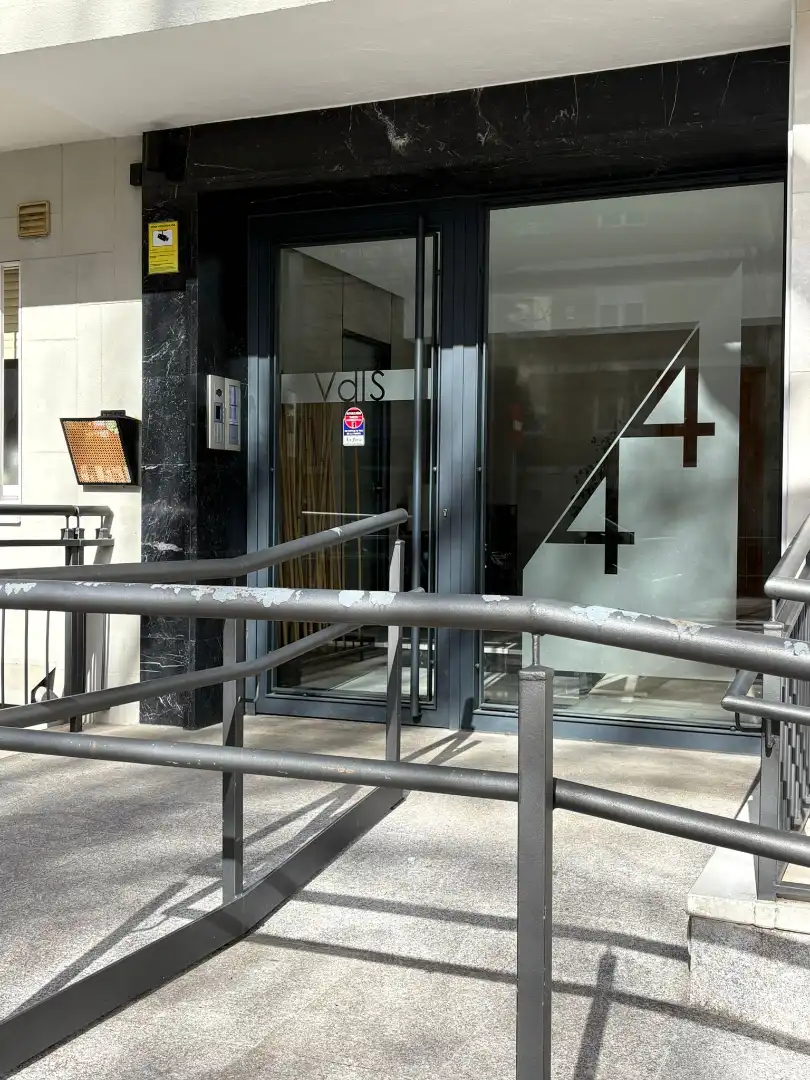 Vista exterior de Piso en venta en Madrid con Calefacción, Jardín privado y Parquet