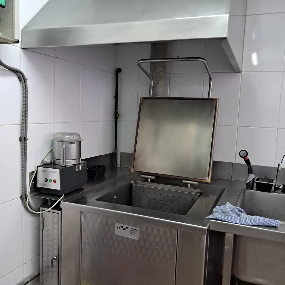 Cuina de Local en venda en Sant Joan Les Fonts amb Aire condicionat, Calefacció i Alarma
