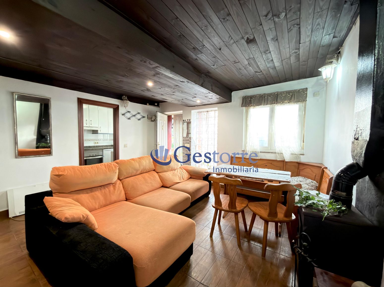 Sala d'estar de Casa o xalet en venda en Las Regueras   amb Calefacció i Moblat