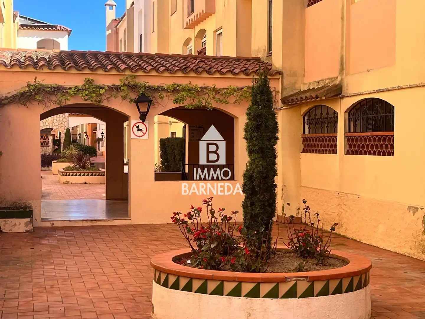 Außenansicht von Wohnung zum Verkauf in Empuriabrava mit Klimaanlage, Heizung und Terrasse