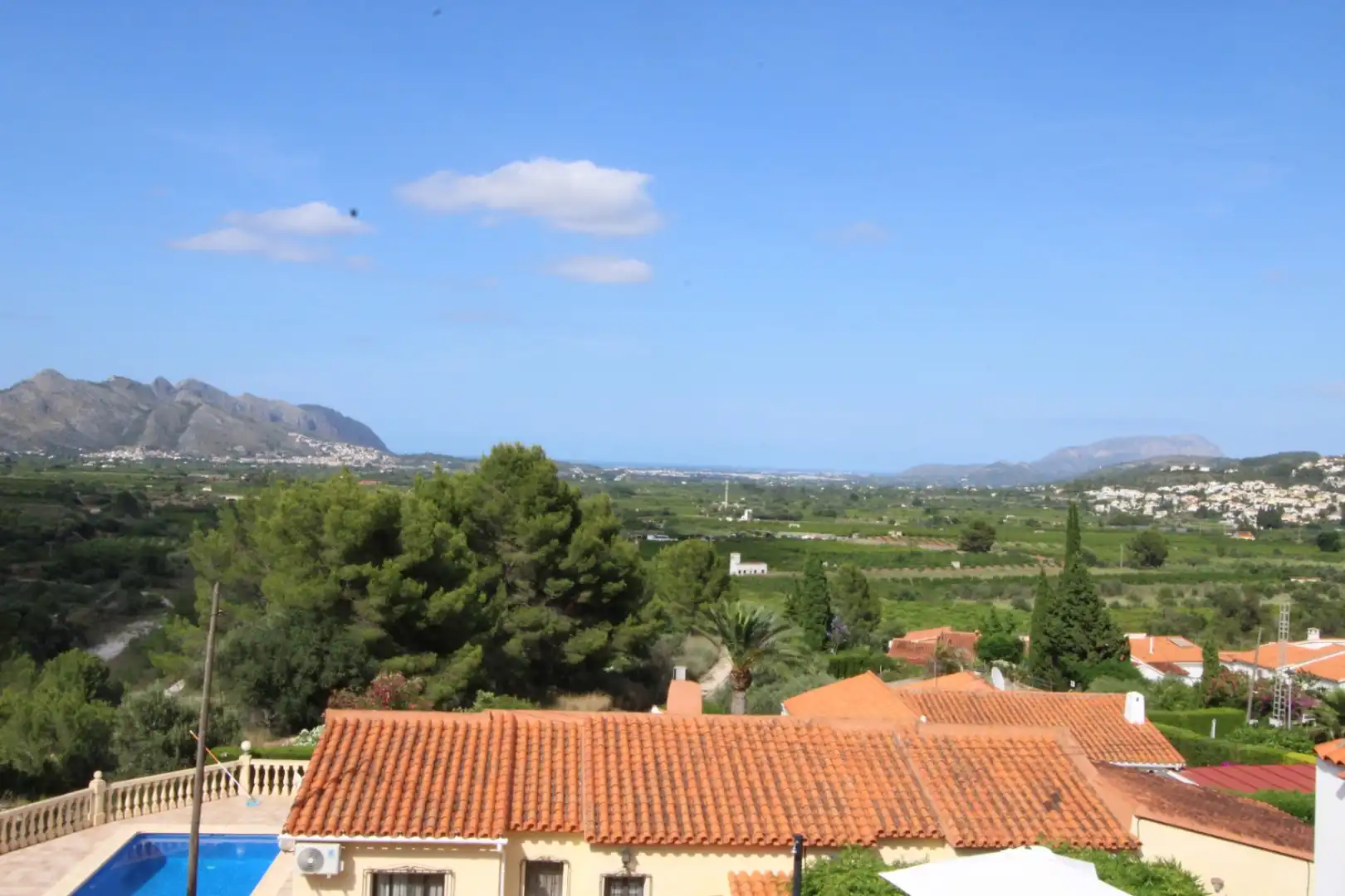 Vista exterior de Casa o xalet en venda en Orba amb Aire condicionat, Calefacció i Jardí privat