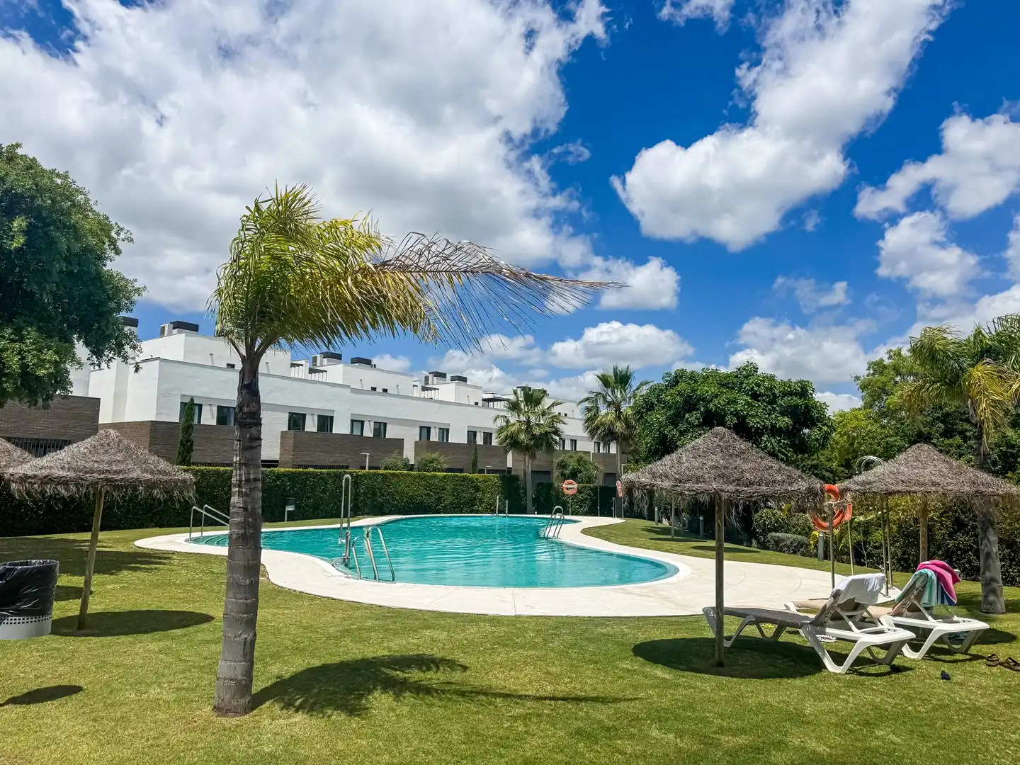 Piscina de Casa adosada en venda en Sotogrande amb Aire condicionat, Calefacció i Jardí privat