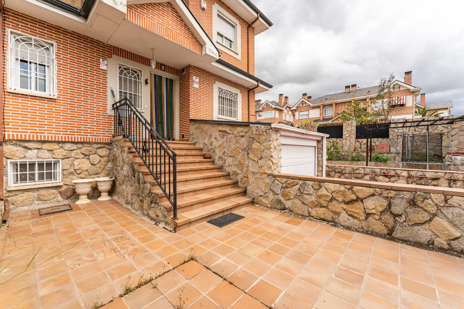 Vista exterior de Casa adosada en venda en Arroyomolinos (Madrid) amb Calefacció, Jardí privat i Moblat