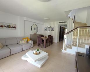 Sala d'estar de Casa adosada en venda en Oropesa del Mar / Orpesa amb Aire condicionat, Calefacció i Jardí privat