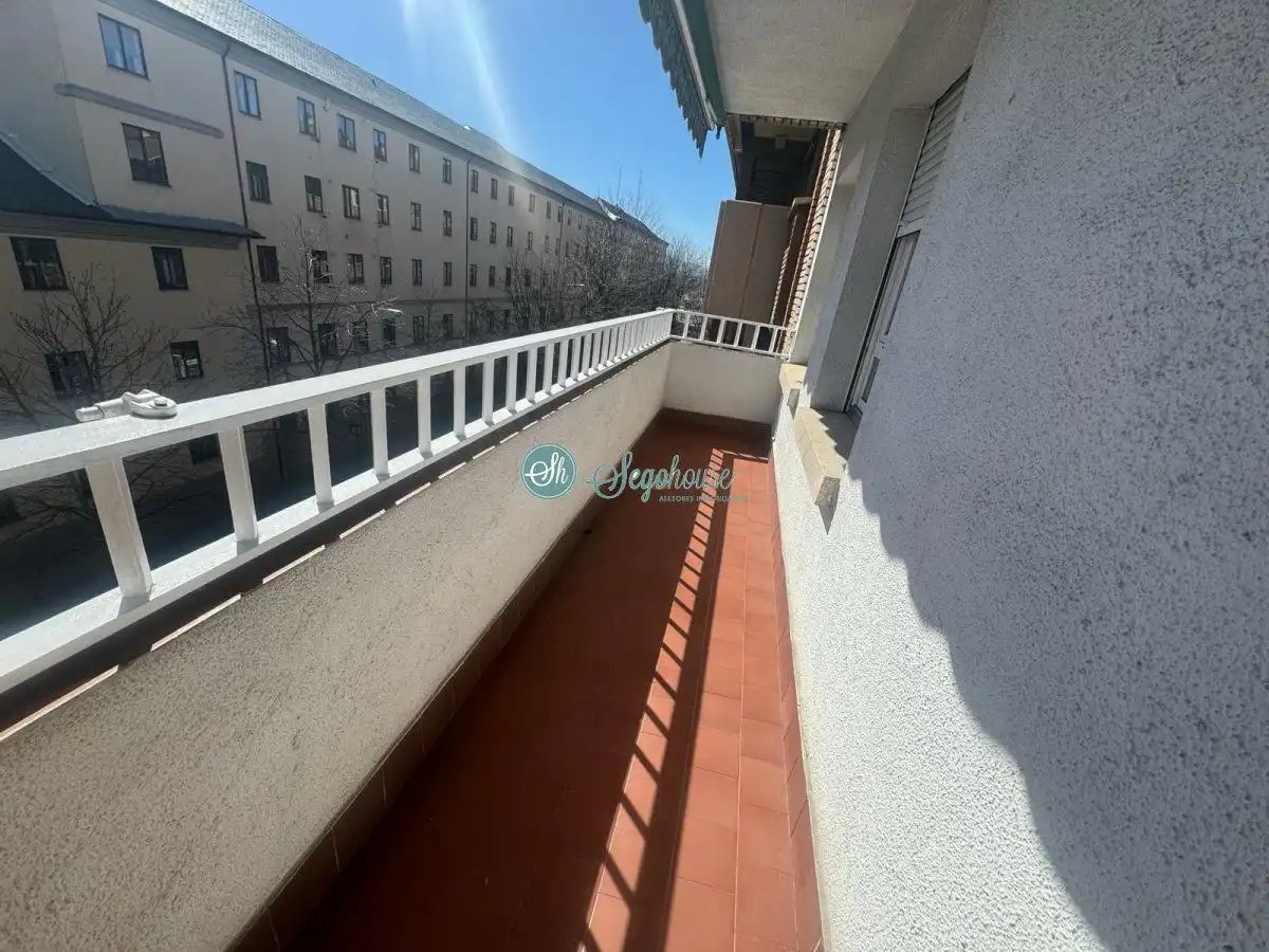 Vista exterior de Pis en venda en Segovia amb Calefacció, Parquet i Terrassa