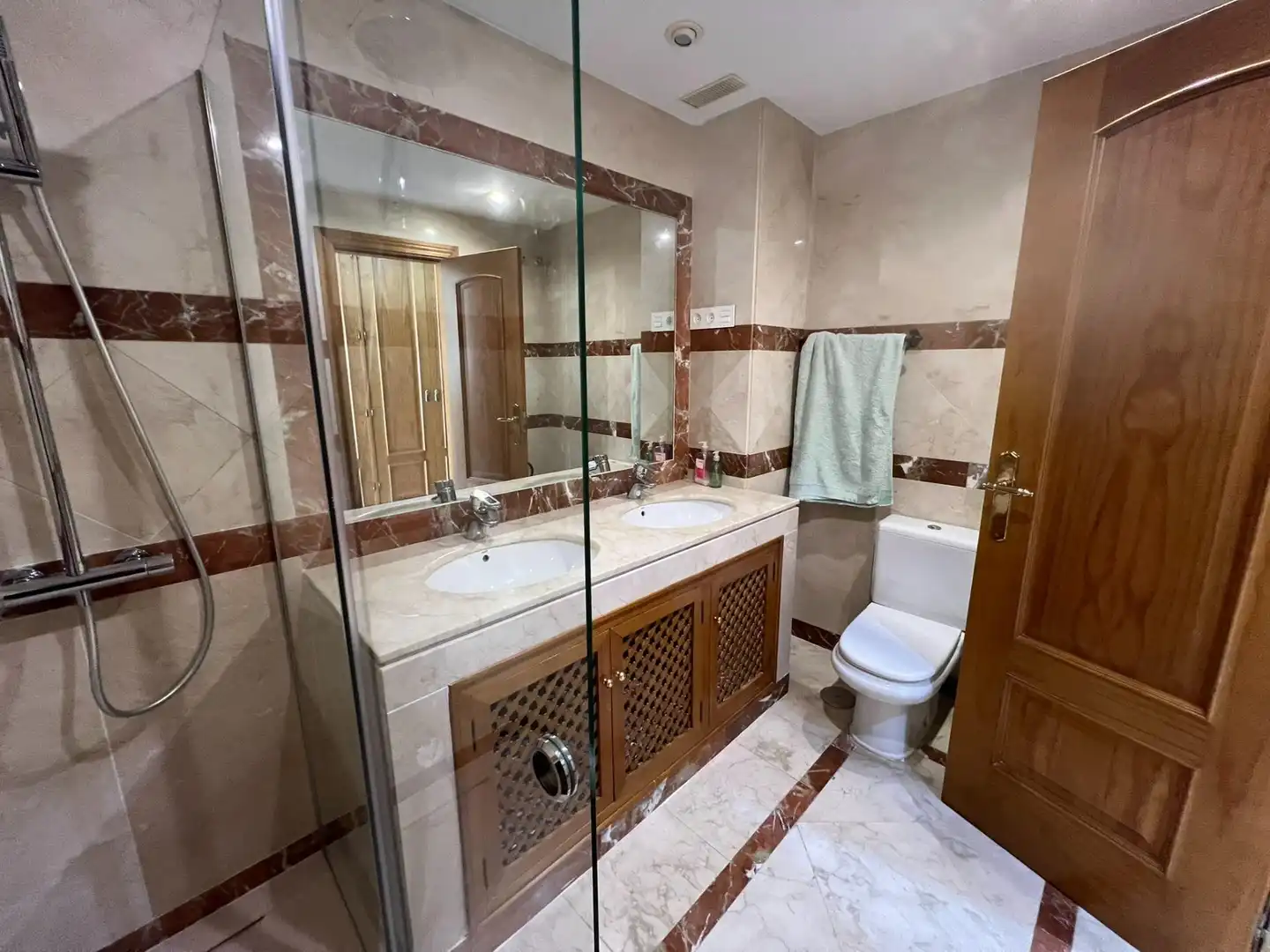 Badezimmer von Wohnungen zur Miete in Marbella mit Klimaanlage, Heizung und Terrasse