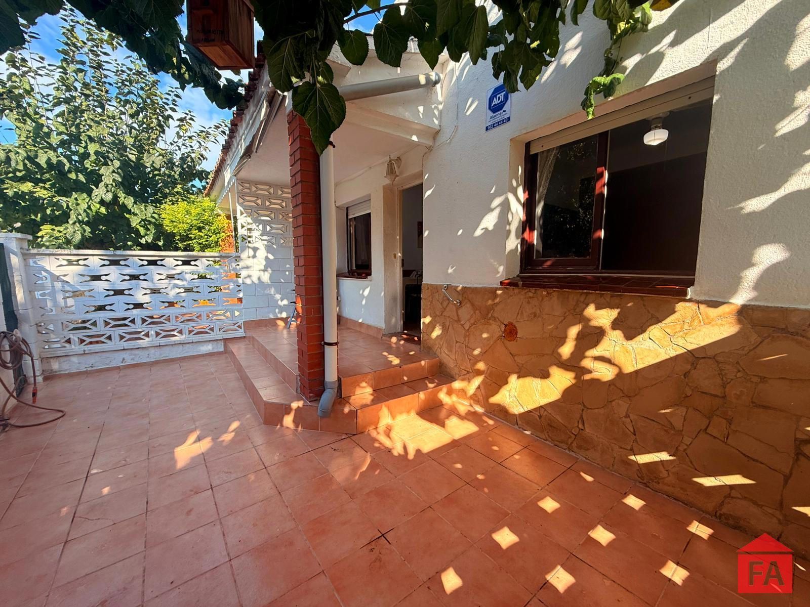 Vista exterior de Casa o xalet en venda en Albinyana amb Calefacció, Terrassa i Balcó