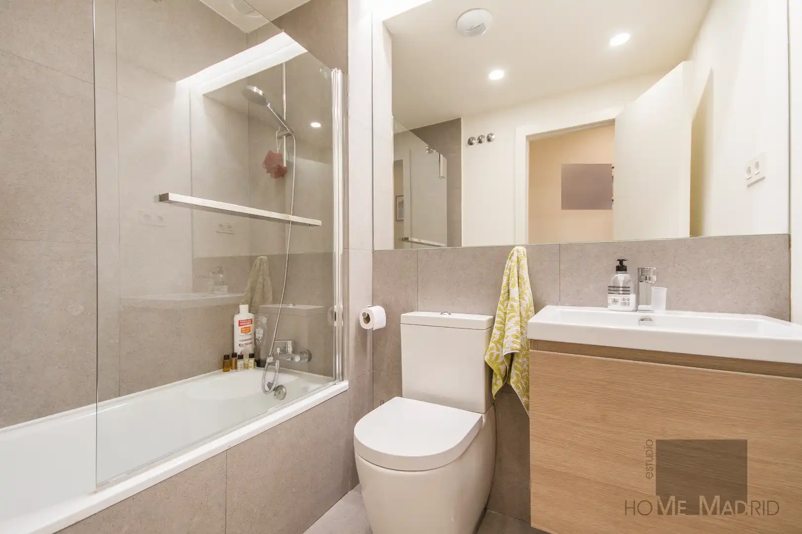 Bathroom of Flat for sale in Madrid  with Air Conditioner, Heating and Parquet flooring