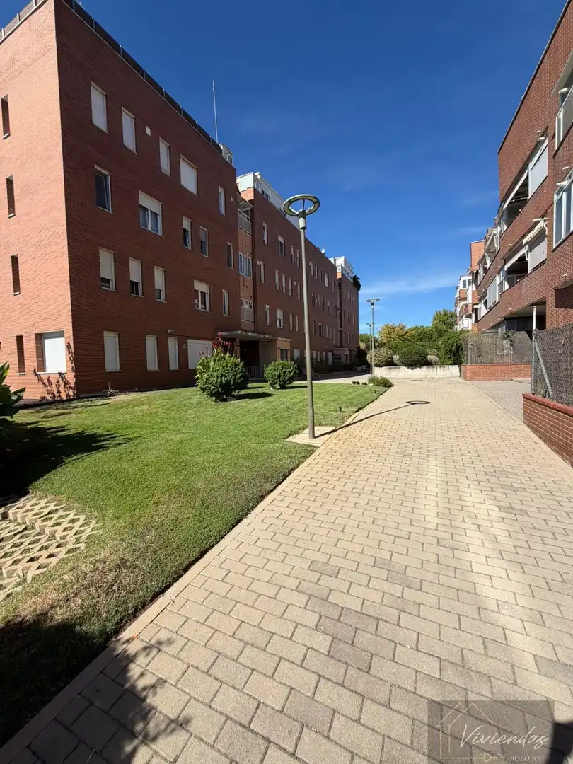 Außenansicht von Wohnungen zum Verkauf in Boadilla del Monte mit Klimaanlage, Heizung und Parkett
