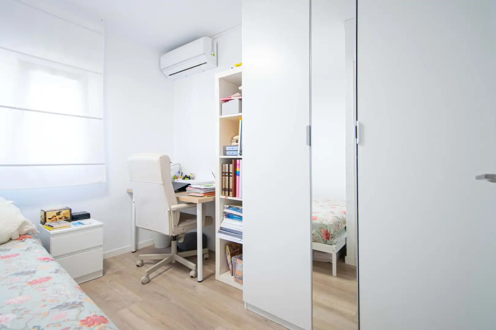Habitación de Casa adosada en venta en Montequinto con Aire acondicionado y Piscina comunitaria