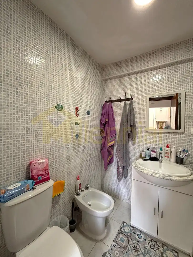 Badezimmer von Einfamilien-Reihenhaus zum Verkauf in Sevilla mit Klimaanlage