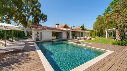 VILLA CONTEMPORÁNEA DE UNA SOLA PLANTA CON PRIVACIDAD Y ESTILO CERCA DE PUERTO BANÚS