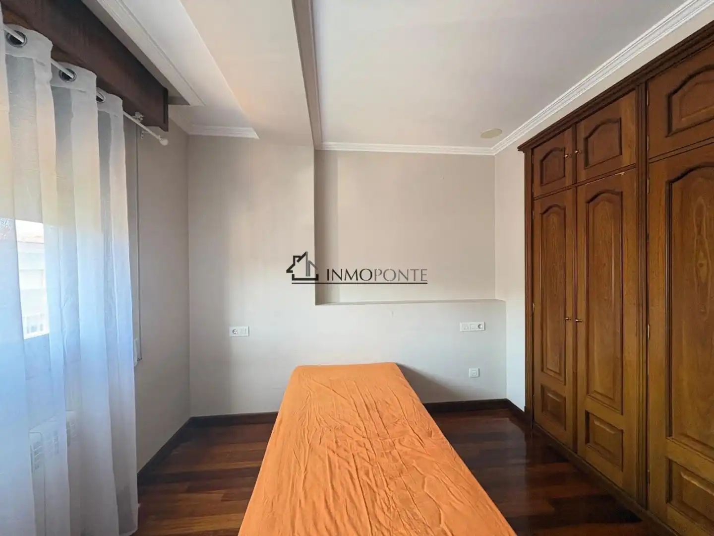 Dormitori de Apartament en venda en Pontevedra Capital  amb Calefacció i Traster