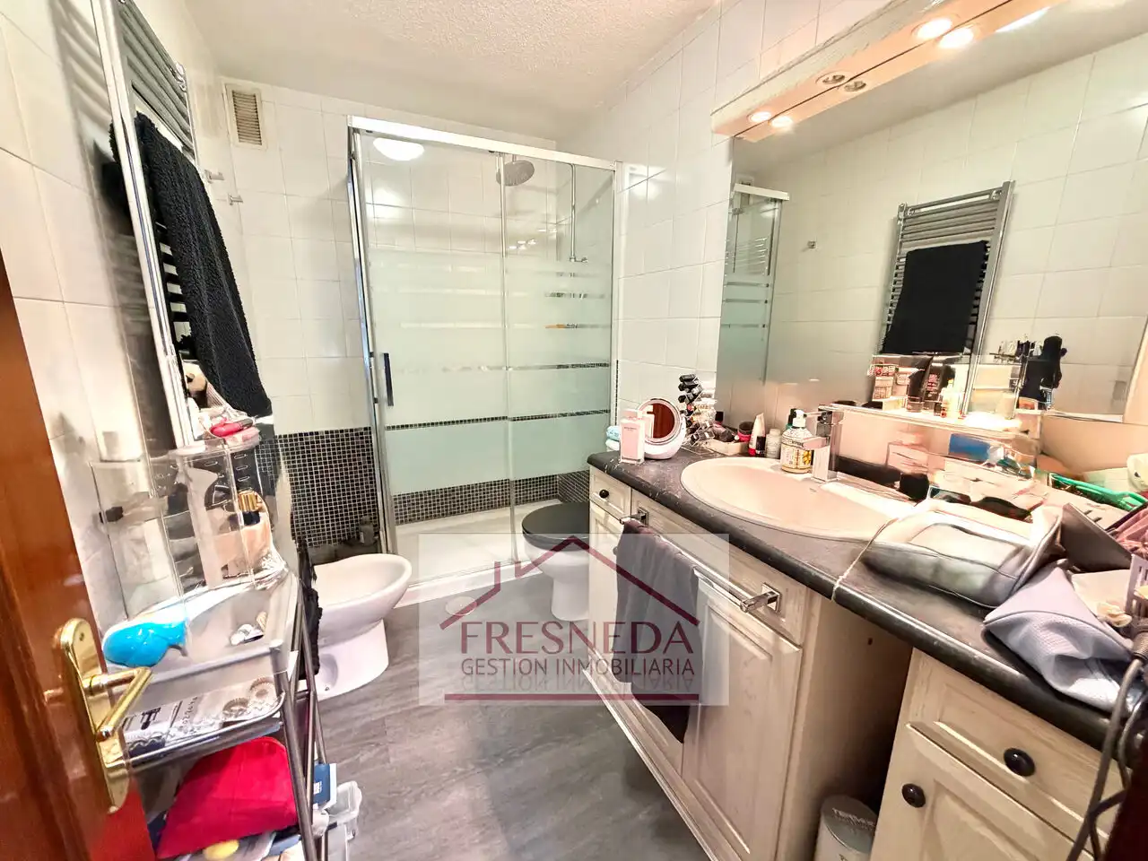 Badezimmer von Einfamilien-Reihenhaus zum Verkauf in Siero mit Heizung, Privatgarten und Parkett