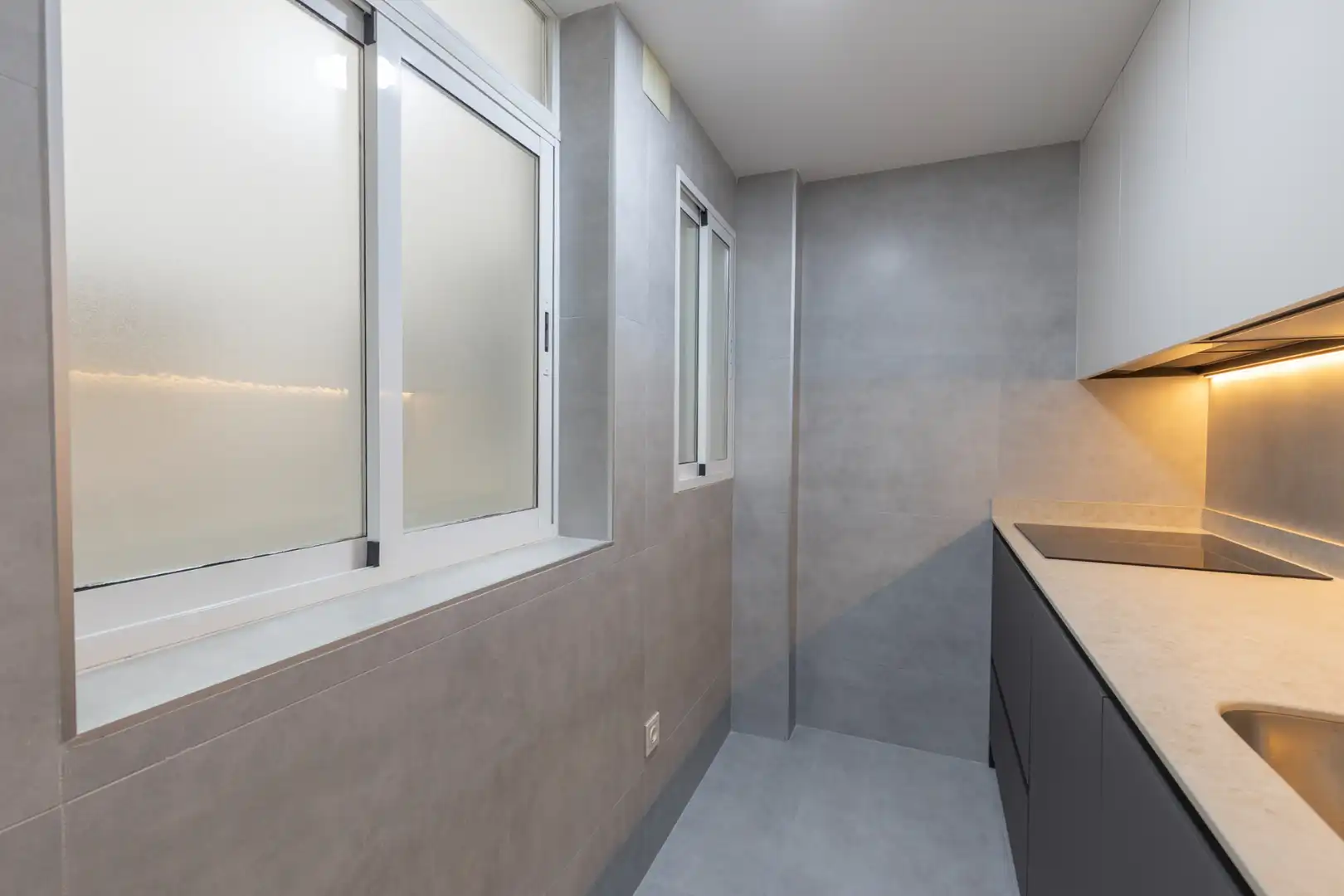 Bathroom of Flat for sale in Granada  with Air Conditioner, Heating and Parquet flooring