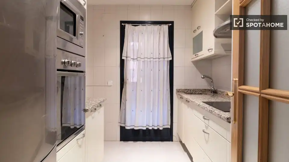 Cocina de Piso para compartir en Madrid con Aire acondicionado, Calefacción y Amueblado