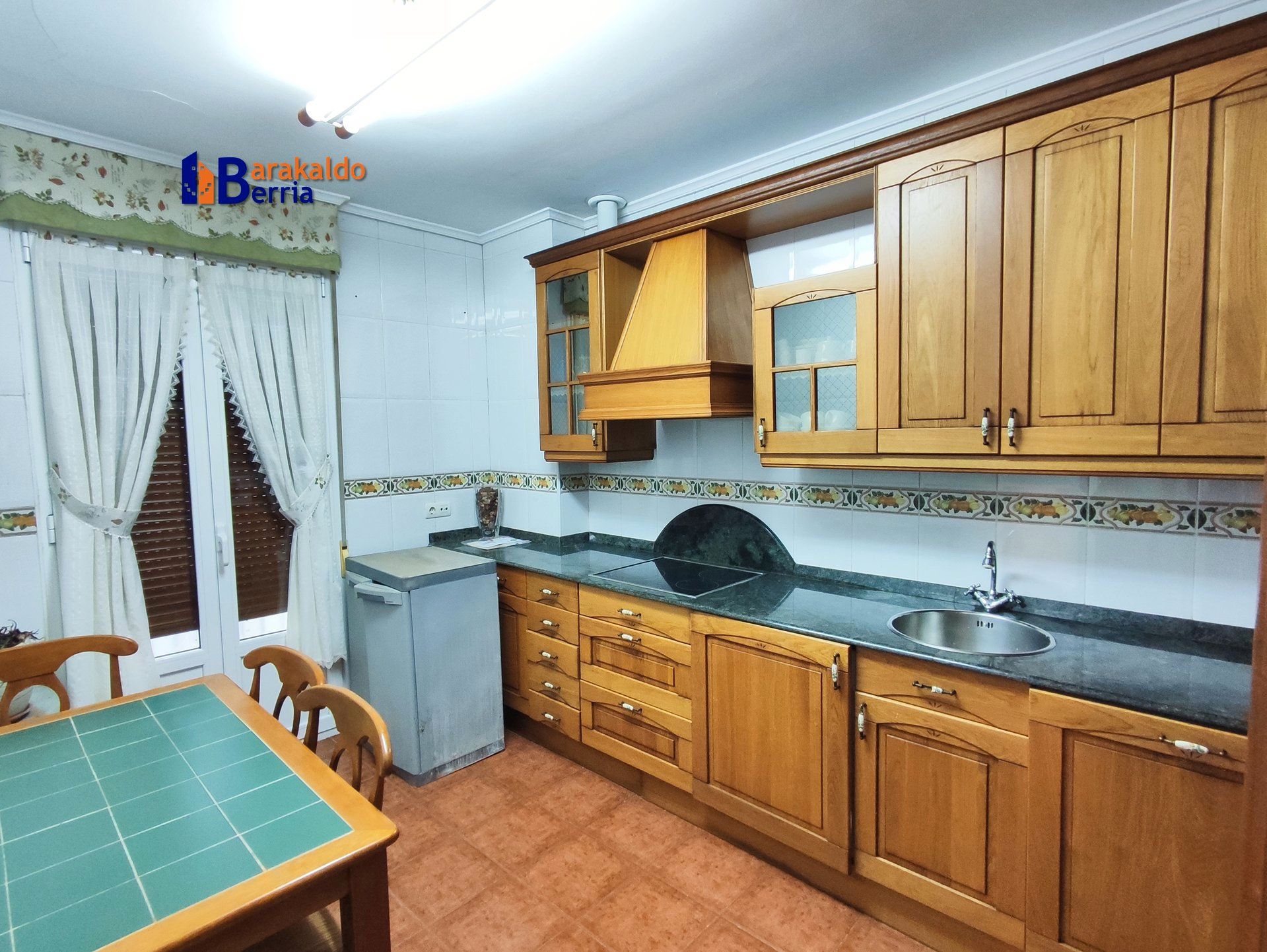 Cuina de Pis en venda en Sestao  amb Moblat, Forn i Rentadora