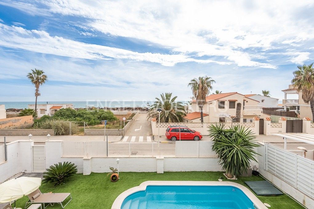 Vista exterior de Casa o xalet en venda en Moncofa amb Aire condicionat, Calefacció i Jardí privat