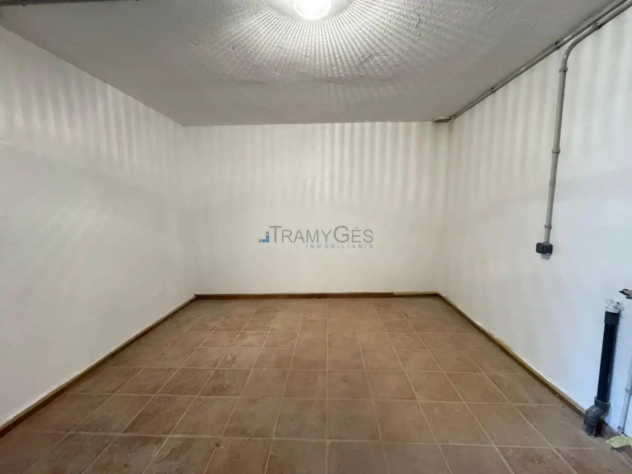 Casa adosada en venta en Vigo  con Calefacción, Jardín privado y Terraza