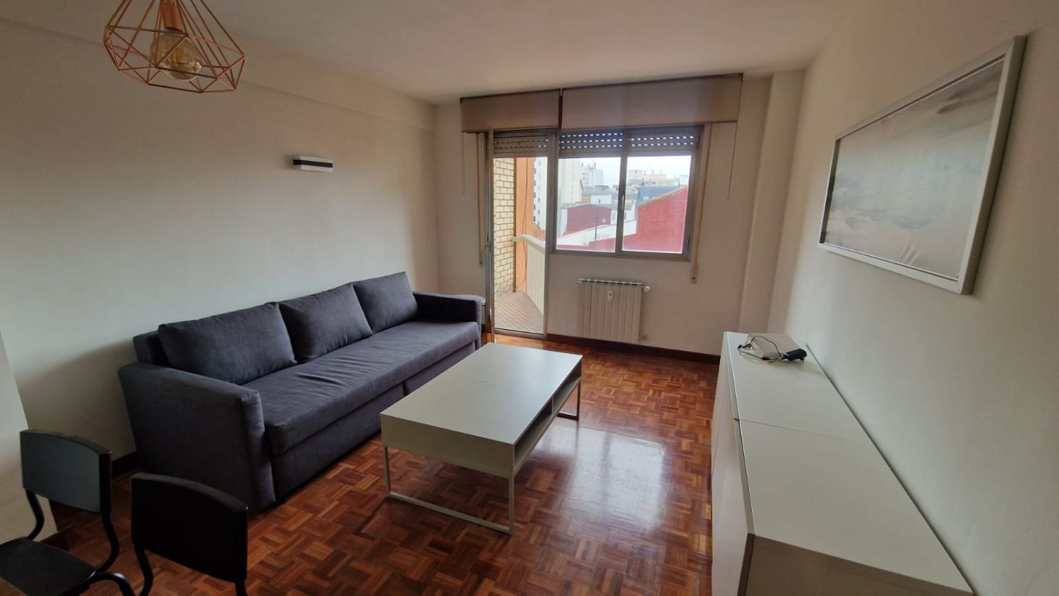 Sala d'estar de Apartament de lloguer en León Capital  amb Parquet, Terrassa i Moblat