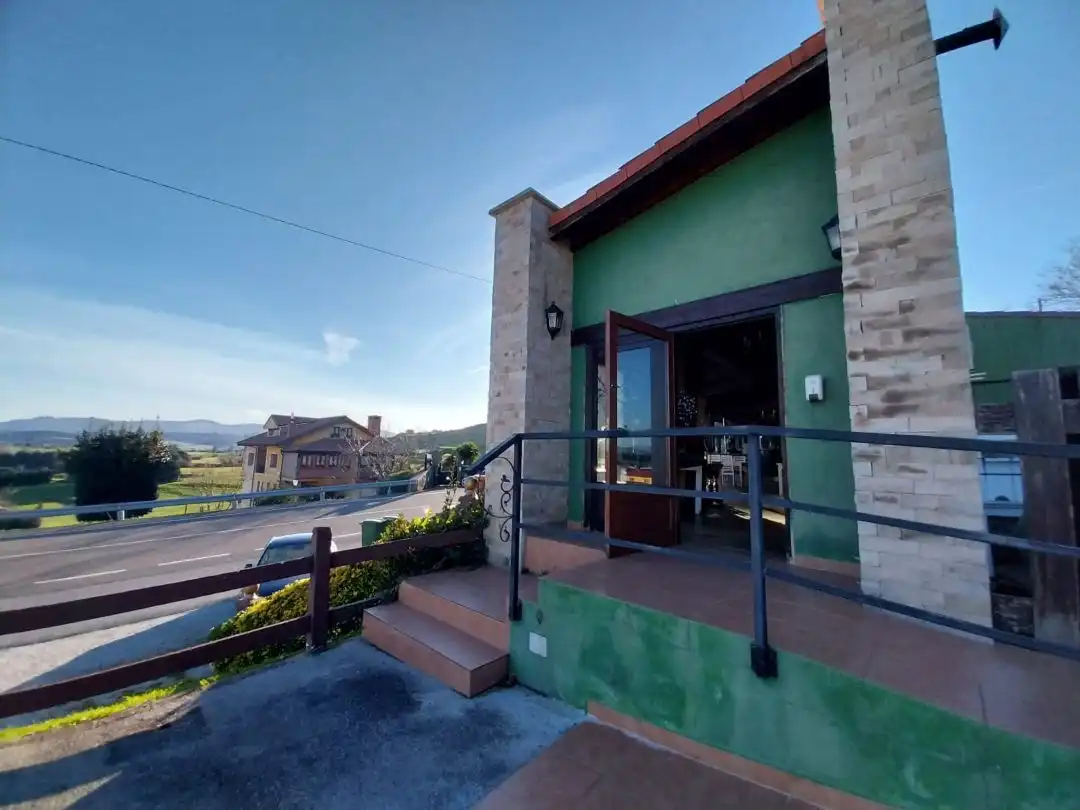 Vista exterior de Local en venda en Santillana del Mar