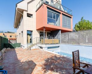 Exterior view of Single-family semi-detached for sale in Pozuelo de Alarcón  with Air Conditioner, Terrace and Swimming Pool