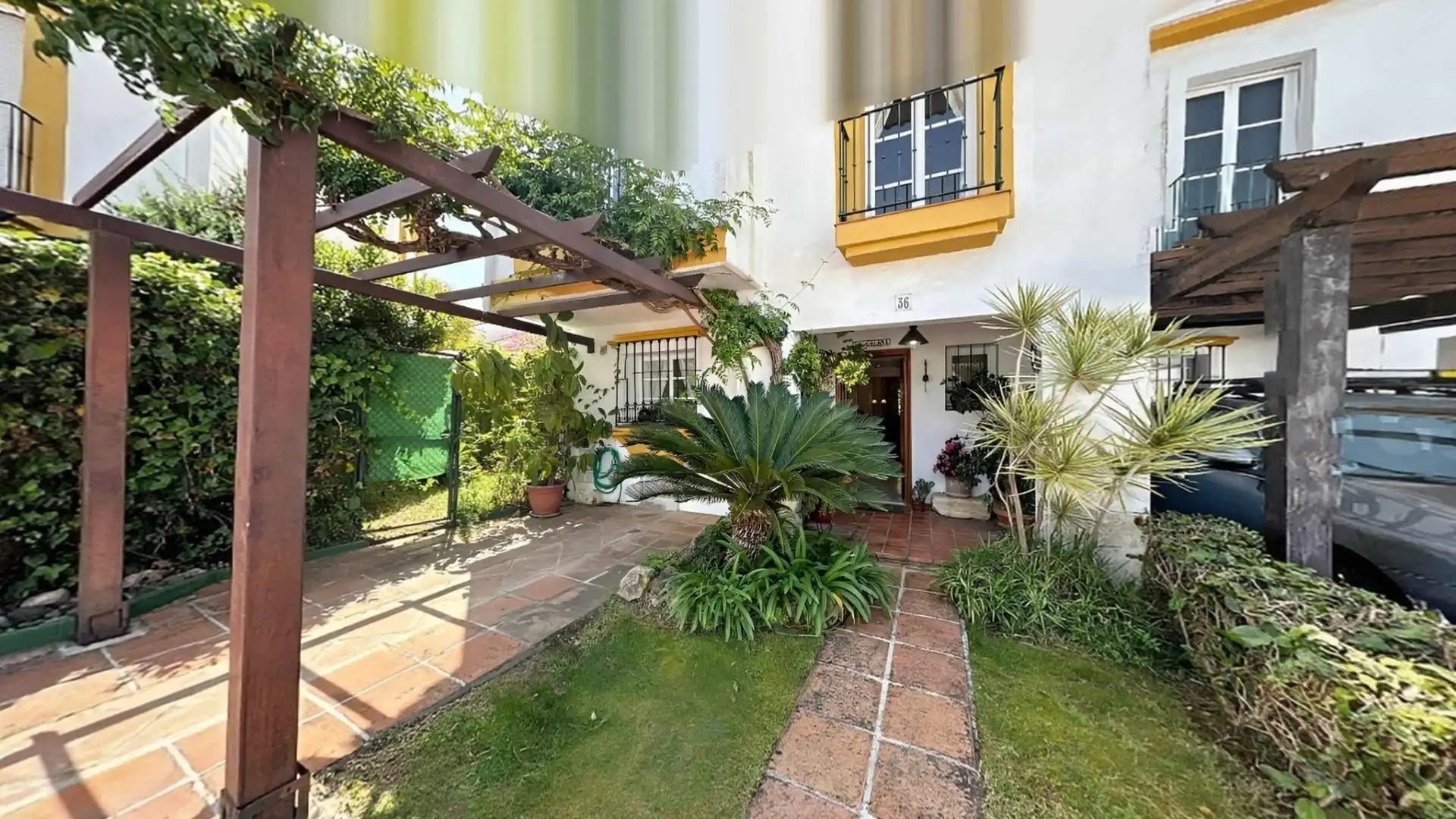 Garten von Einfamilien-Reihenhaus zum Verkauf in Estepona mit Heizung, Privatgarten und Terrasse