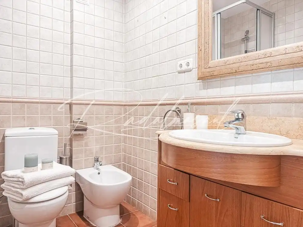 Baño de Piso en venta en Salou con Calefacción, Terraza y Amueblado