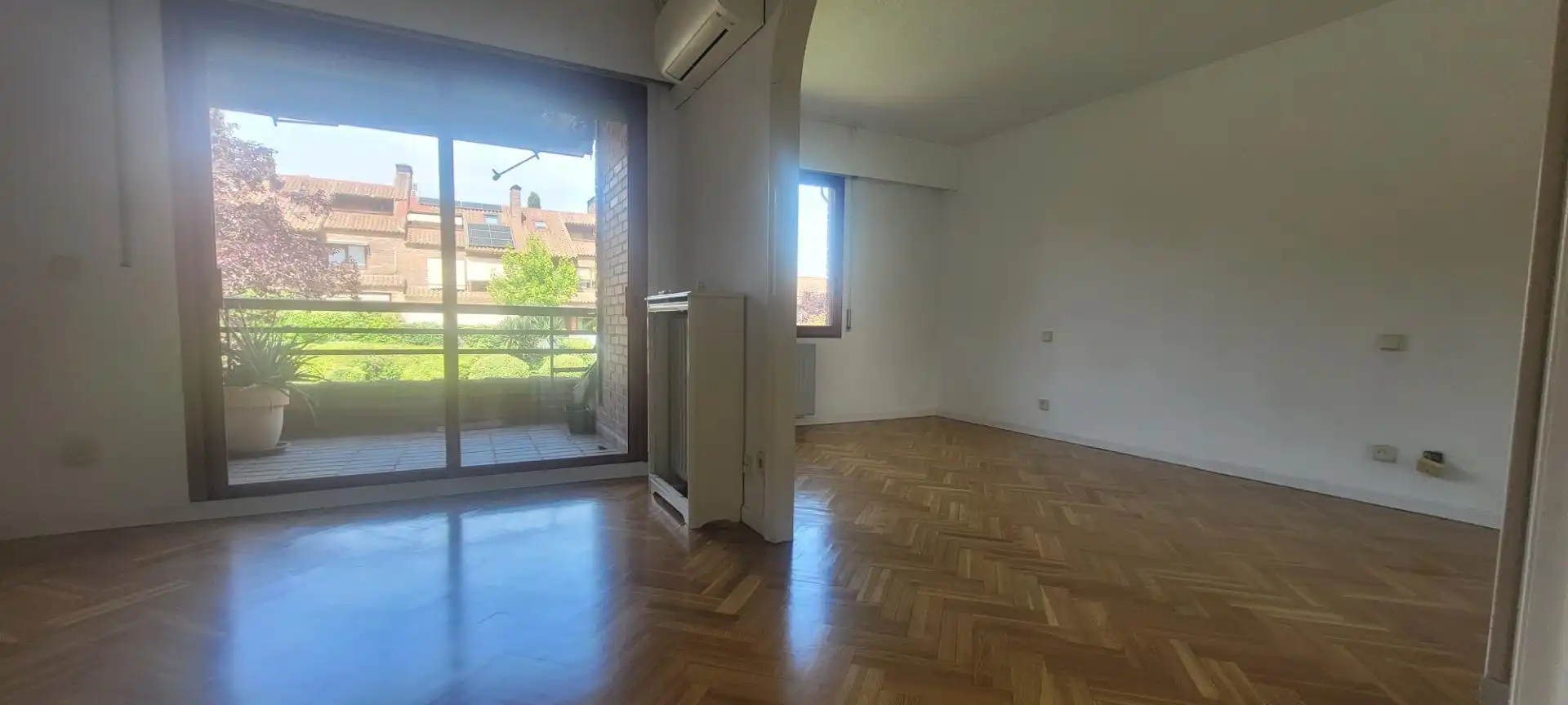 Sala d'estar de Casa adosada de lloguer en Majadahonda amb Calefacció, Jardí privat i Parquet