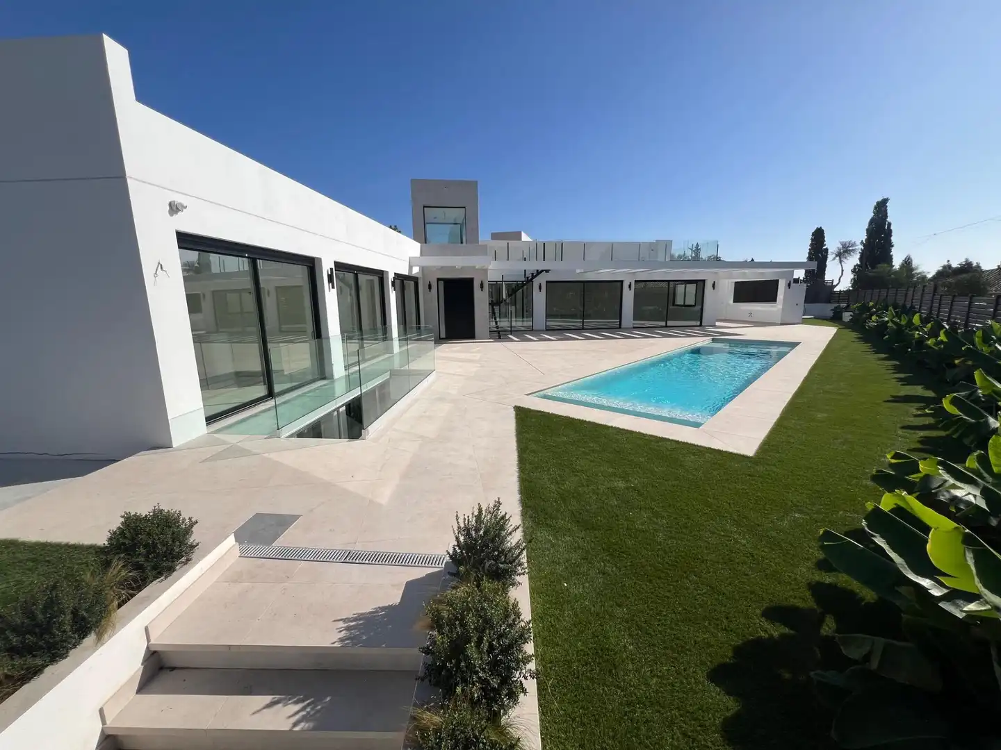 Detached house with pool for sale in El Faro de Calaburra - Chaparral