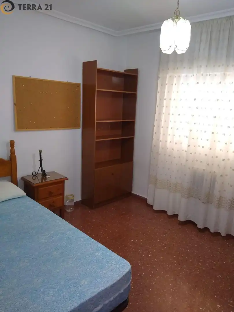Habitación de Piso de alquiler en Jaén con Calefacción, Terraza y Piscina comunitaria